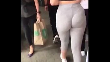 Culazo en leggings de jovencita